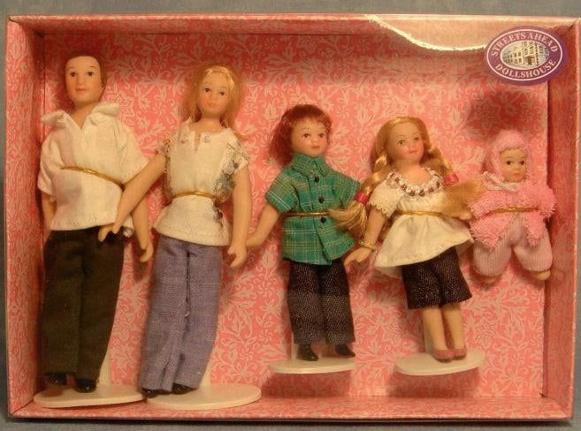 Poseable 5 Piece Casual Family for 12th Scale Dolls House
