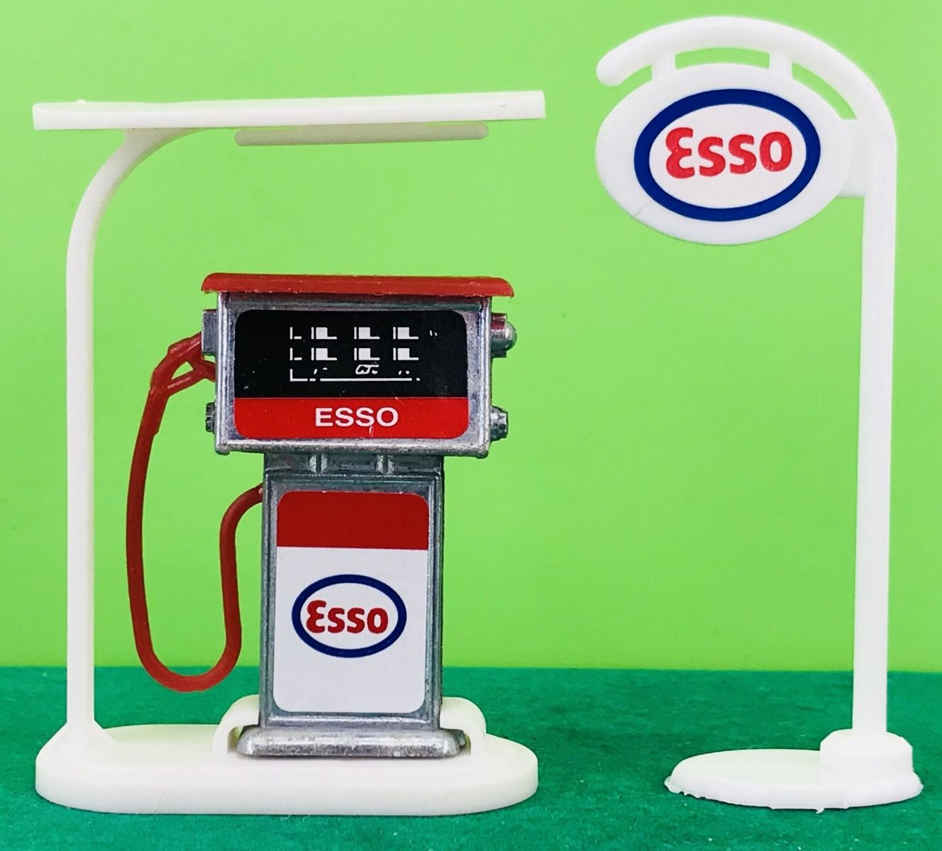 Model Garage Fuel Pump and Esso Sign Set
