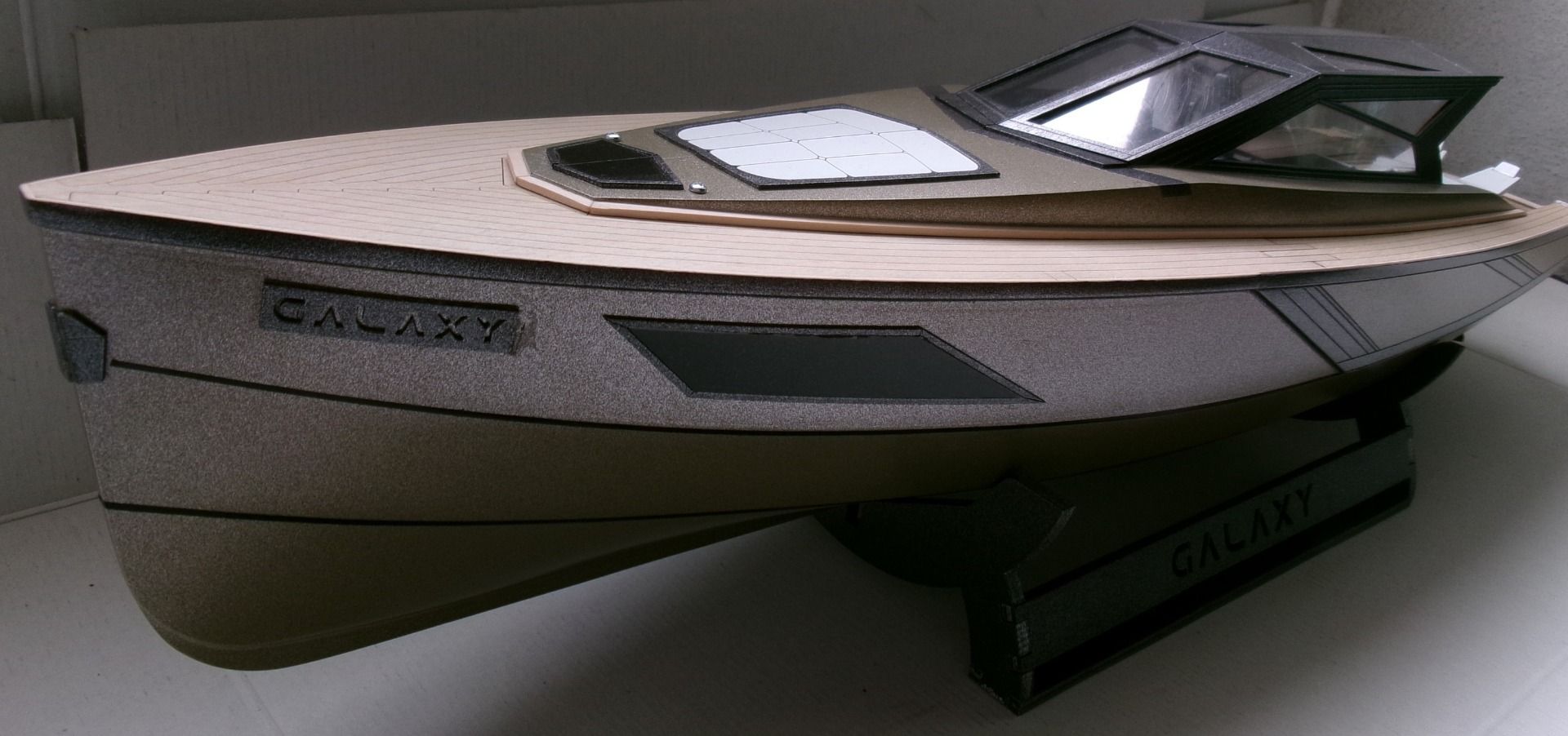 Mantua Models 1/25 Scale Galaxy Luxury Yacht Model Kit