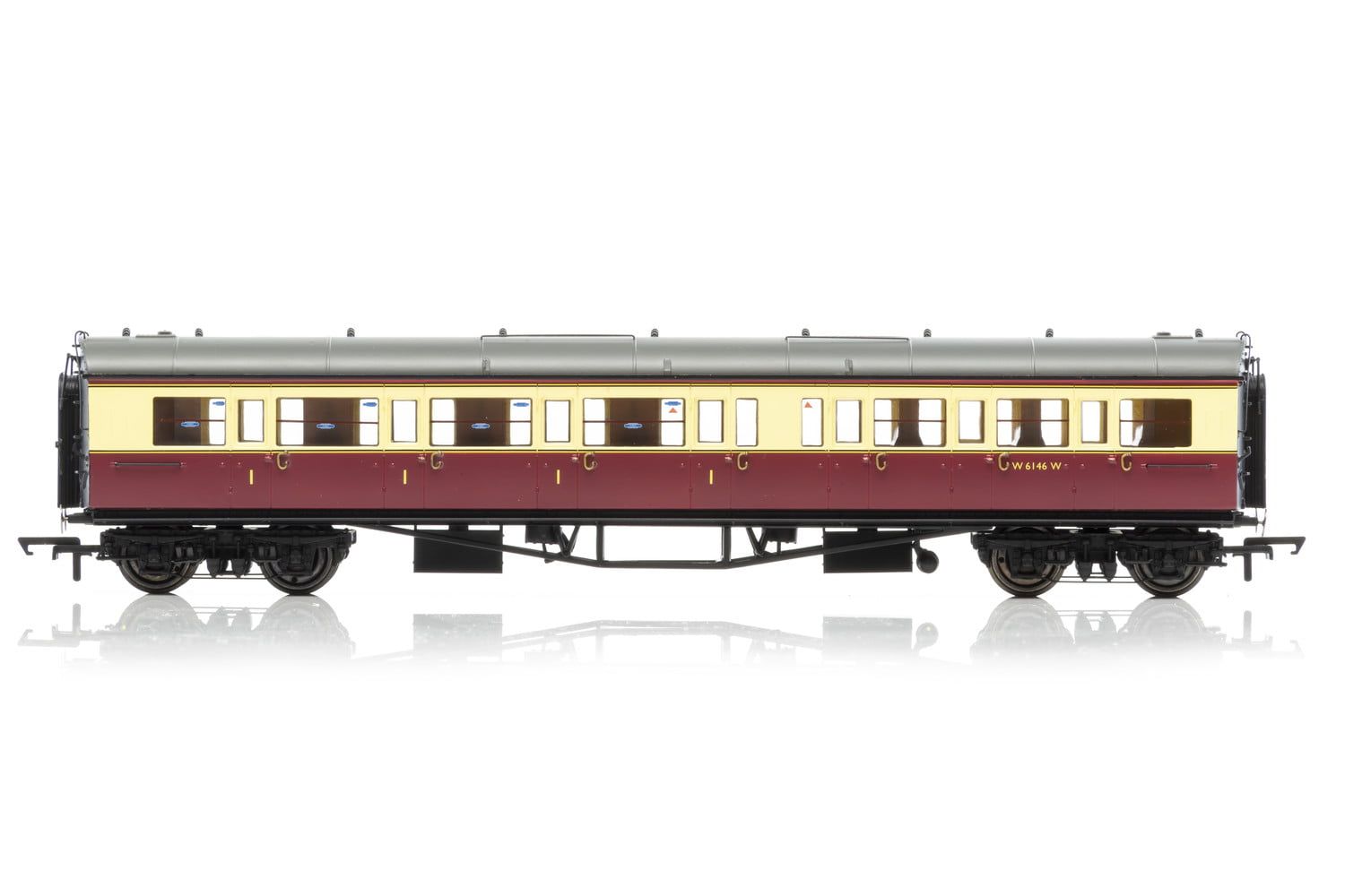 Hornby BR, Collett 'Bow-Ended' Corridor Composite (Left Hand), W6146W - Era 4 OO Gauge