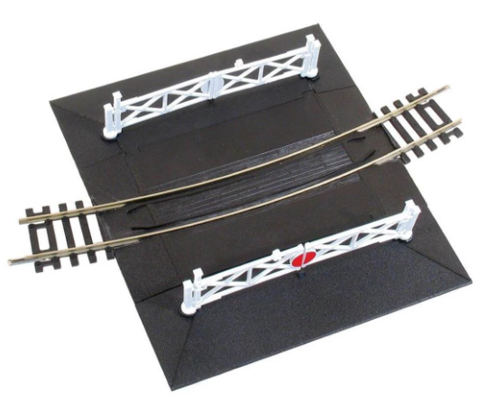Peco Curved (No.3 Rad.) Level Crossing complete with 2 ramps & 4 gates OO Gauge