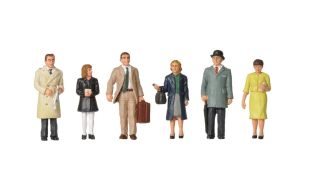 Branchline 1960 70s Standing Station Passengers 36-402 OO Gauge