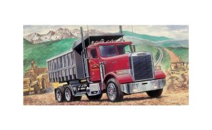 Italeri 1/24 Scale Freightliner Heavy Dumper Model Kit
