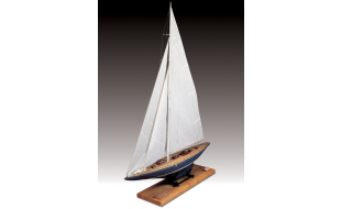 Amati 1/35 Scale Endeavour America's Cup Challenger Model Kit