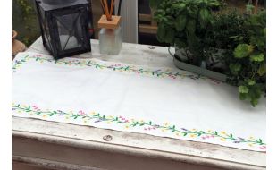 Trimits Daisy Chain Table Runner Embroidery Kit