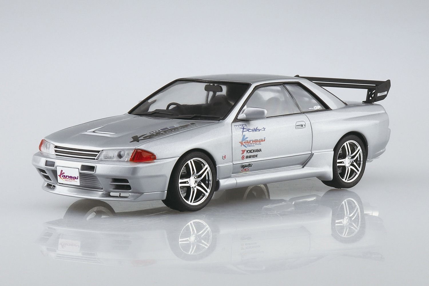Aoshima 1/24 Scale Nissan Kansai BNR32 Skyline GT-R 1990 Model Kit