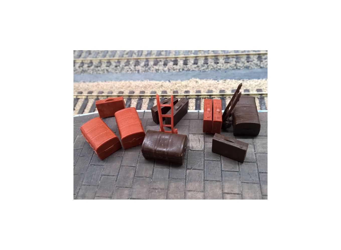 Peco Trunks (4) Suitcases (6) & Trolley Sack Truck (2) OO Gauge