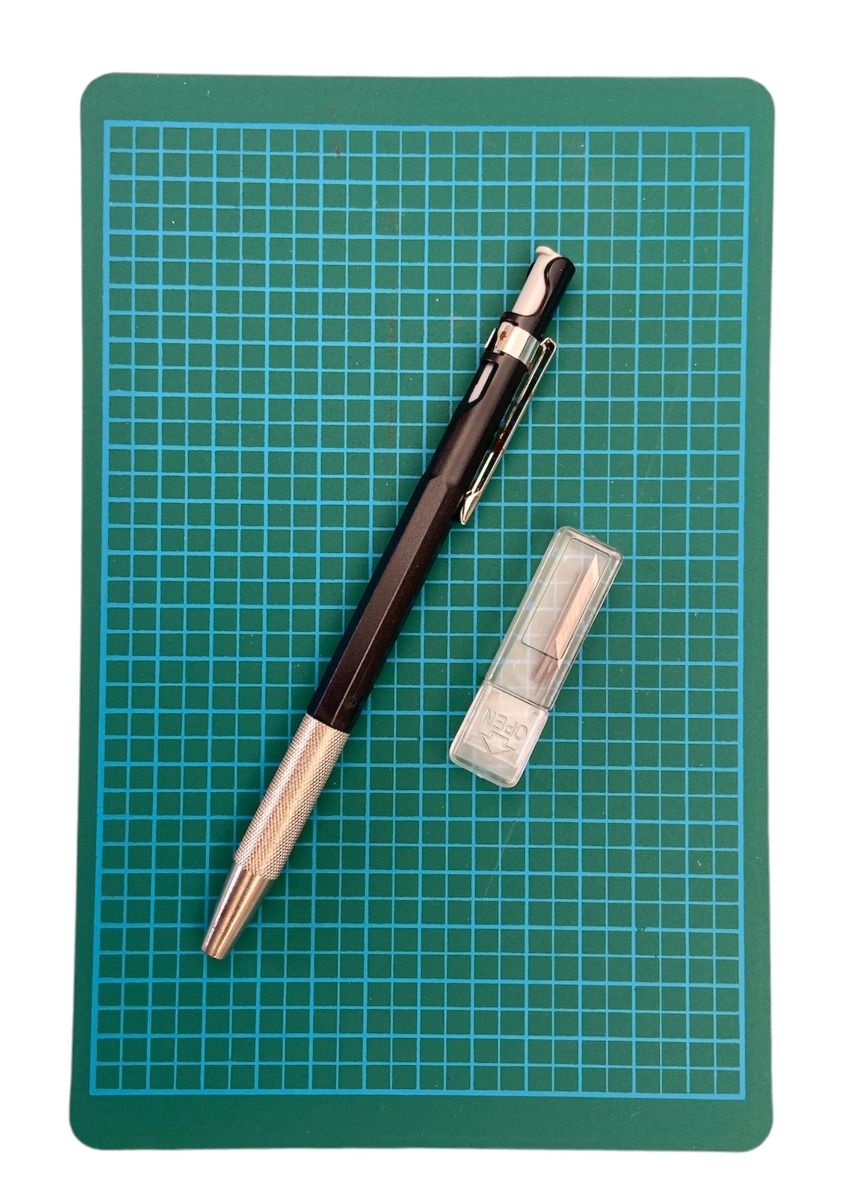 Expo pen knife with cutting mat
