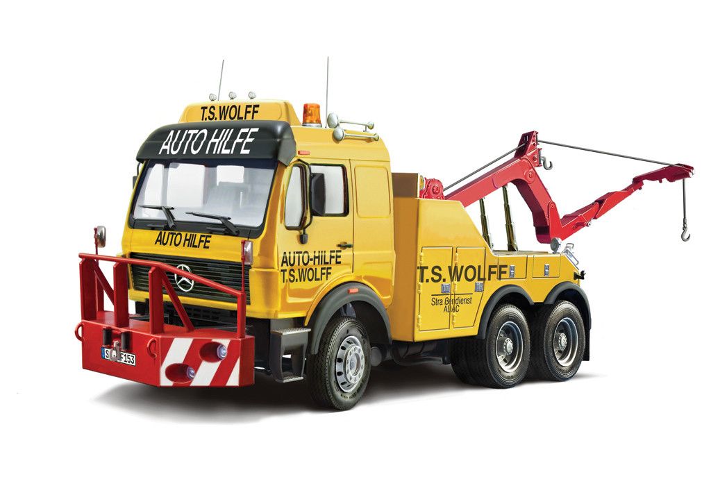Italeri 1/24 Scale Mercedes-Benz Wrecker Truck Model Kit
