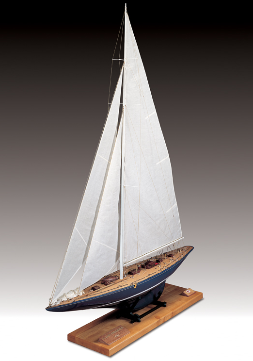 Amati 1/35 Scale Endeavour America's Cup Challenger Model Kit