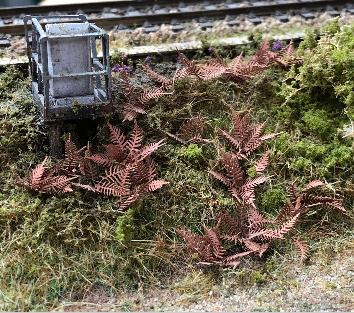 Scale Model Scenery Brown Bracken / Fern Plants (Pack of 32) OO Gauge