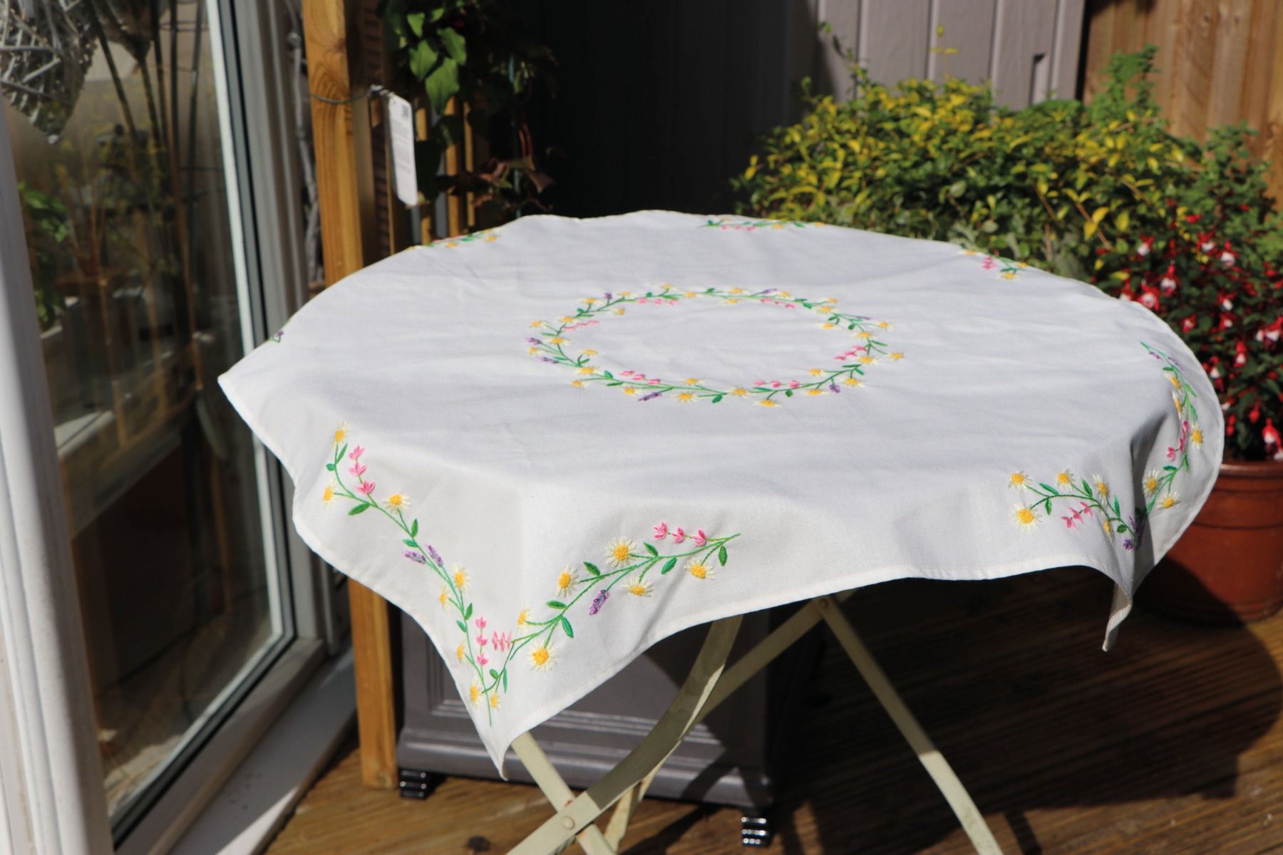 Trimits Daisy Chain Tablecloth Embroidery Kit