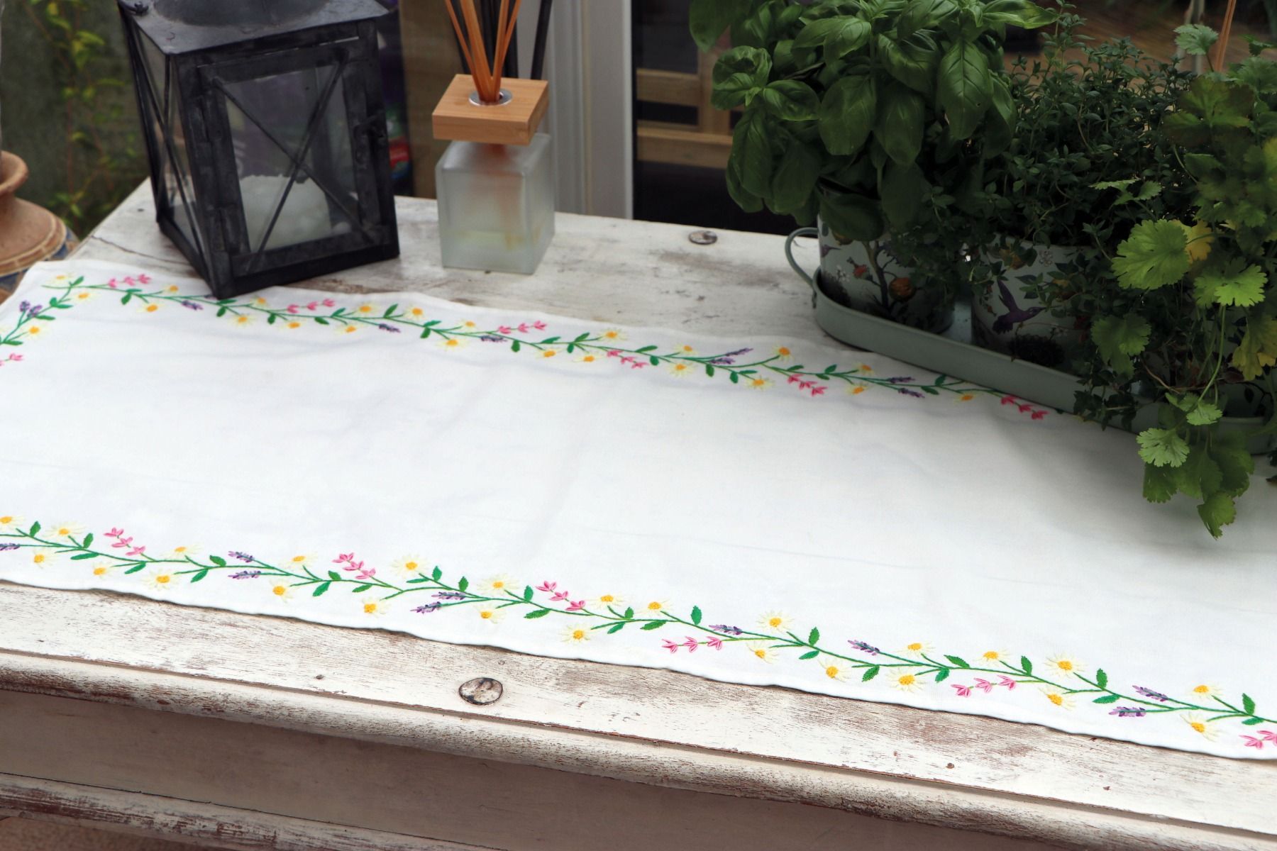 Trimits Daisy Chain Table Runner Embroidery Kit