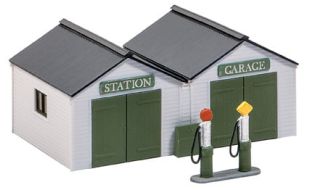Peco Station Garage with Vintage Pumps & Oil Cabinet OO Gauge