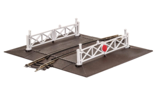 Peco Curved (No.2 Rad.) Level Crossing complete with 2 ramps & 4 gates OO Gauge