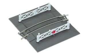 Peco Curved (No.1 Rad.) Level Crossing complete with 2 ramps & 4 gates OO Gauge