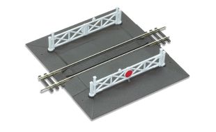 Peco Straight Level Crossing complete with 2 ramps & 4 gates OO Gauge