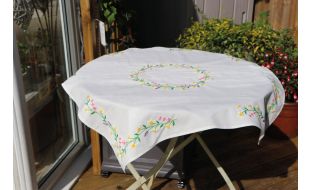 Trimits Daisy Chain Tablecloth Embroidery Kit